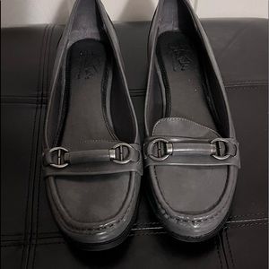 Life Stride Gray flats